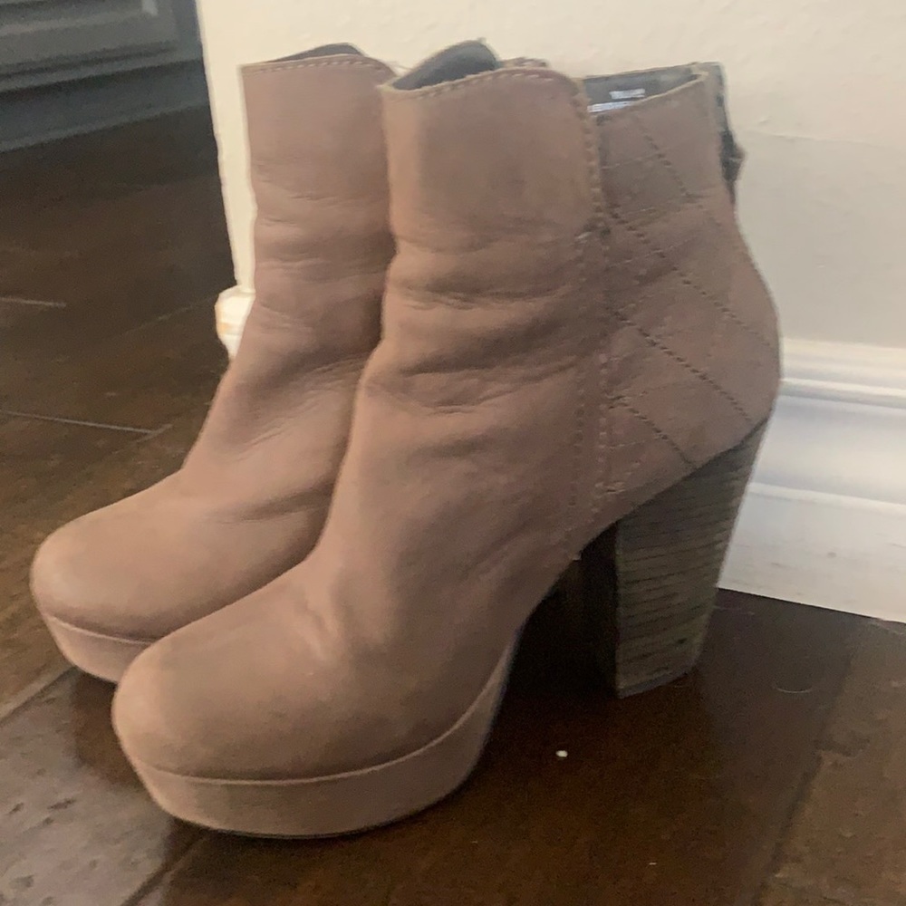 Steve Madden taupe heeled booty size 6.5